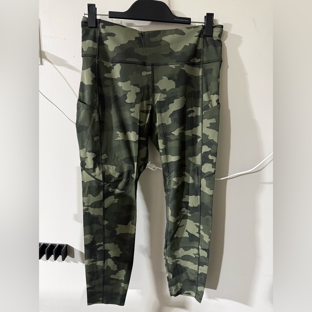 Lululemon fast & free leggings 25” Sz 12, Camo